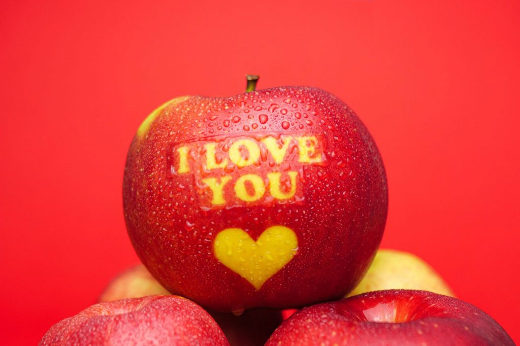 Apfel auf dem I love you steht